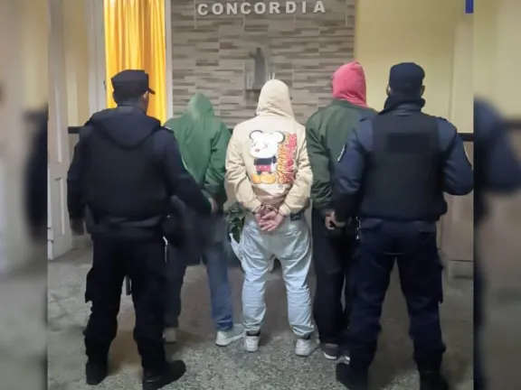 Tres detenidos y 19 envoltorios de cocaína secuestrados durante un operativo policial