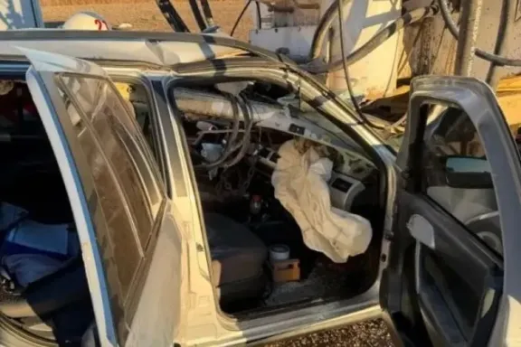 Impactante choque en la Ruta 12: un auto se incrustó contra un acoplado y el conductor sobrevivió de milagro