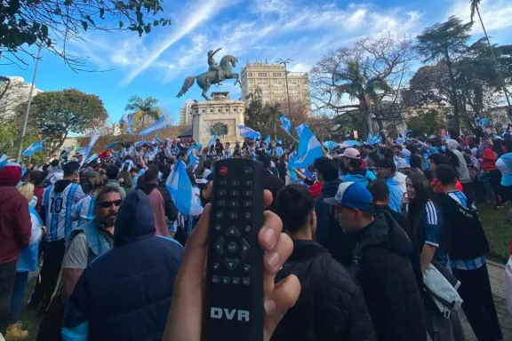 Con la emoción del triunfo, un concordiense perdió el control de la tv: apareció en los festejos en la plaza 25 de Mayo
