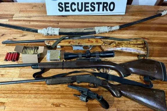 Allanamientos por abigeato: secuestraron armas, municiones y detuvieron a dos hombres en Los Charrúas