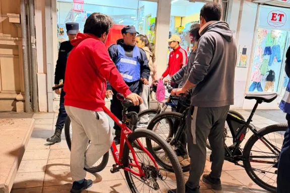 Operativo en la Peatonal de Concordia para concientizar sobre el uso de bicicletas en zonas prohibidas
