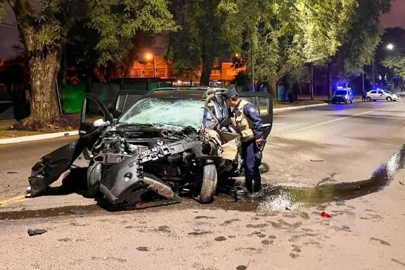Violento choque en Concordia: un joven resultó gravemente herido tras impactar contra un árbol