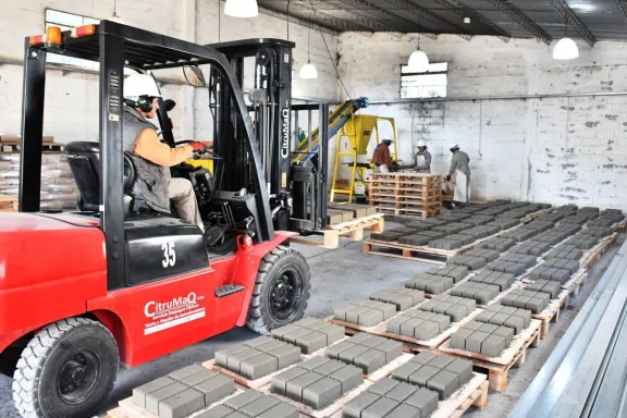$130 millones para producir adoquines: la nueva apuesta del Municipio para abaratar la obra pública