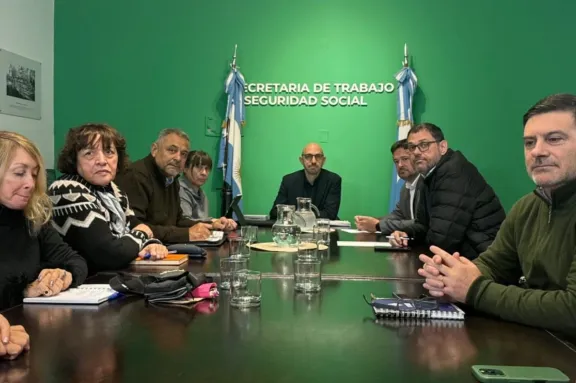 El Gobierno liquidará por decreto un aumento del 3% para los estatales y mantiene abierta la negociación salarial