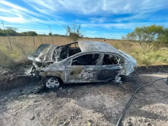 Un automóvil se incendió por completo tras quedar atascado en un montículo de tierra