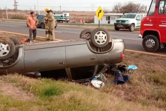 Volcó con su familia en la Ruta 12 al regresar del fin de semana largo: una mujer sufrió lesiones leves