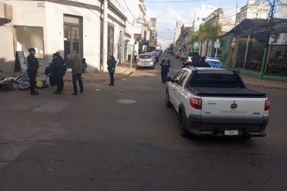 Choque entre una moto y una camioneta en pleno centro de Concordia: un hombre fue hospitalizado