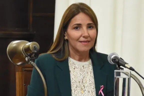 Carolina Amiano respondió a Azcué por las cesantías: "Administrar con eficiencia no puede significar despedir sin explicaciones"