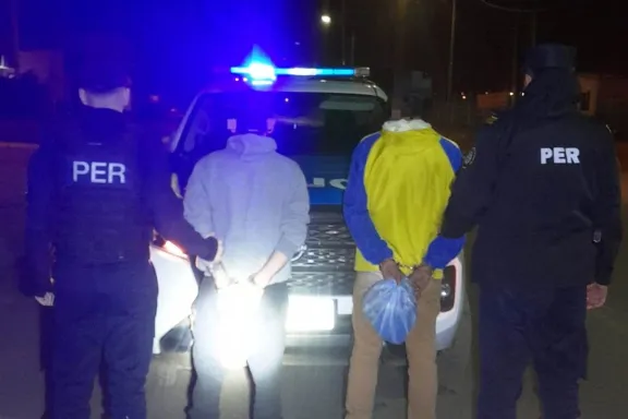 Intentaron escapar al ver a la Policía, fueron interceptados y les secuestraron siete envoltorios de cocaína