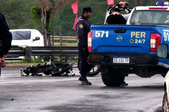 Un motociclista murió tras ser embestido por un conductor alcoholizado en Paraná: el automovilista fue detenido