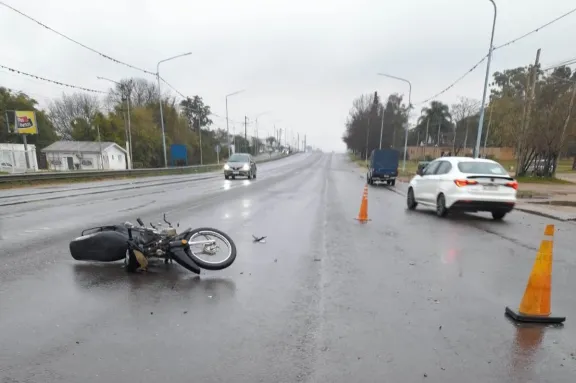 Choque entre una moto y una camioneta en una transitada avenida: un joven fue hospitalizado