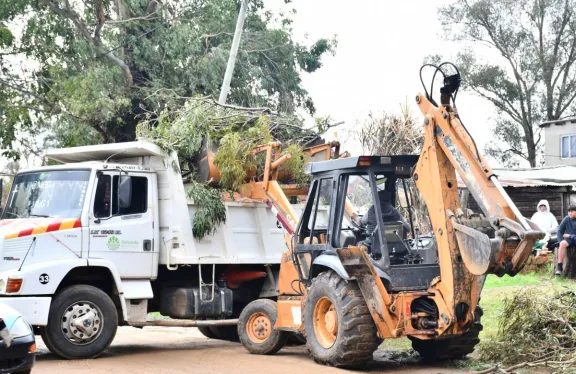 Tras el fuerte temporal, el Municipio mantiene el operativo de emergencia y ya asistió a más de 200 familias