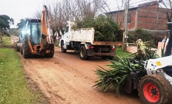 El Municipio intensifica la asistencia a damnificados y el despeje de calles tras el temporal