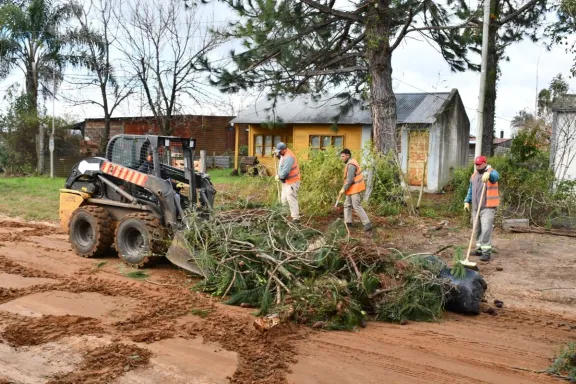 La Provincia reforzó la ayuda a Concordia y La Criolla tras el fuerte temporal que dejó graves daños