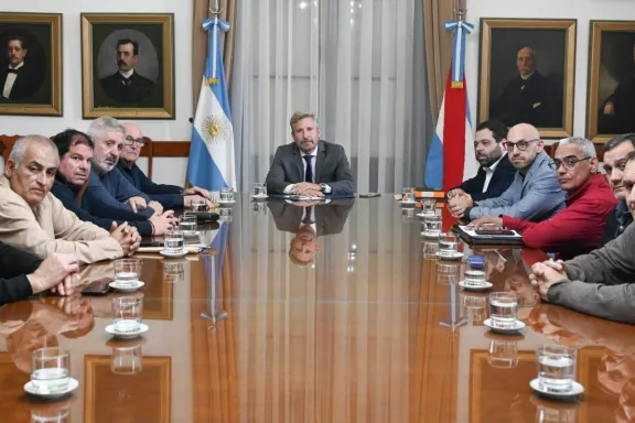 Frigerio se reunió con los gremios por la crisis de Granja Tres Arroyos: buscan alternativas para reactivar la empresa