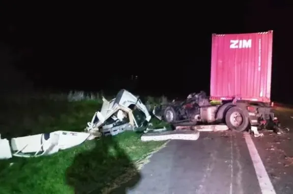 Impactante choque entre dos camiones en la Ruta 14: un chofer fue trasladado de urgencia al hospital