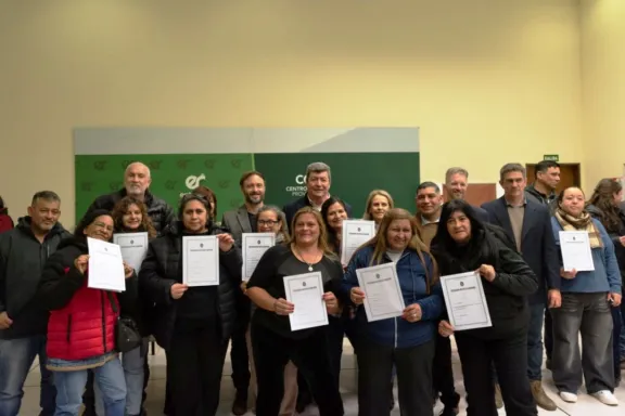 78 familias de Concordia y Colonia Ayuí recibieron las escrituras de sus viviendas