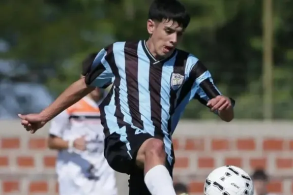 Preocupación por un futbolista que perdió el conocimiento tras sufrir un golpe durante un partido