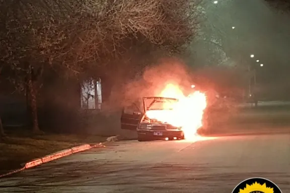Una falla eléctrica provocó un incendio que destruyó por completo un auto