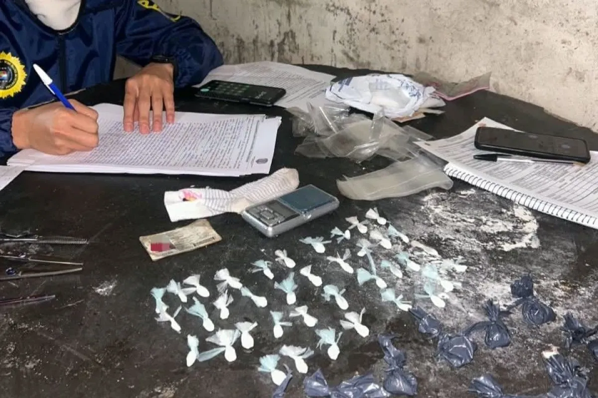 Lo buscaban por desobediencia y lo encontraron durmiendo en el patio de la casa: secuestraron cocaína y marihuana